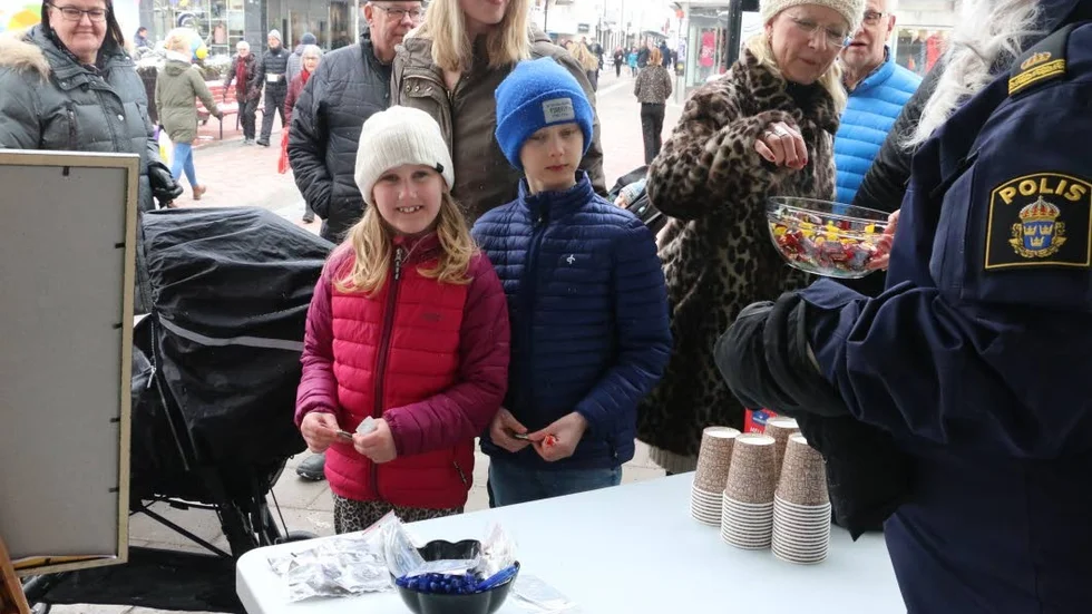 Kul besök. Syskonen Hedda-Maja och Hugo Higberg tyckte det var roligt att prata med poliserna och titta på utrustning, polisbil och polishund. Bakom dem mamma Sofia Higberg med lilla Härje i vagnen.