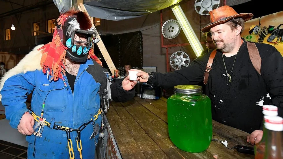 Lajvaren Robert Hällsten, här som mutantshaman, beställde en drink av Joel Berggren och Roger Berggren i den postapolyptiska baren.