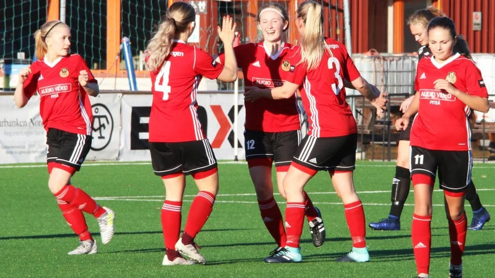 Frida Brännström inledde målskyttet för Blåsmark, som till slut vann premiären med 3–1.