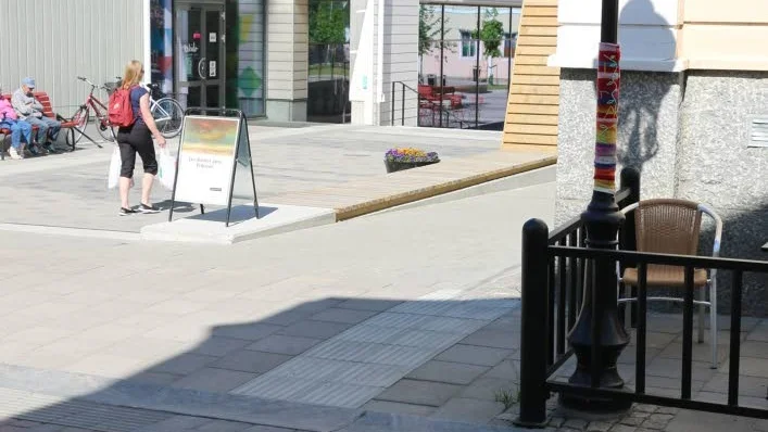 Sinusplattorna viker ner från Storgatan bakom museet och den synskadade har sedan väggen att orientera sig mot.
