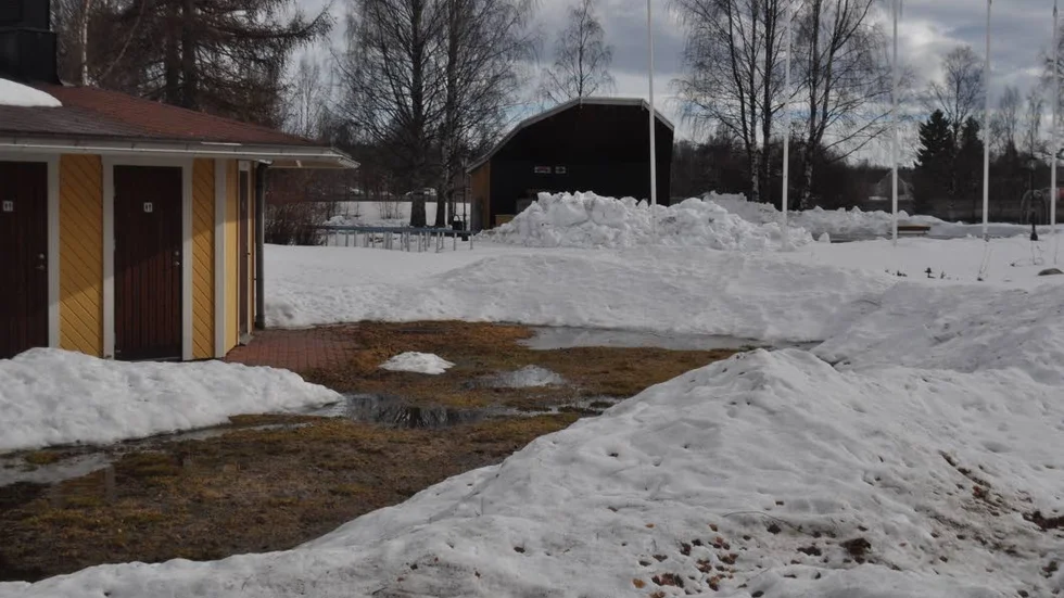 Stora snöhögar ligger fortfarande kvar i parken.