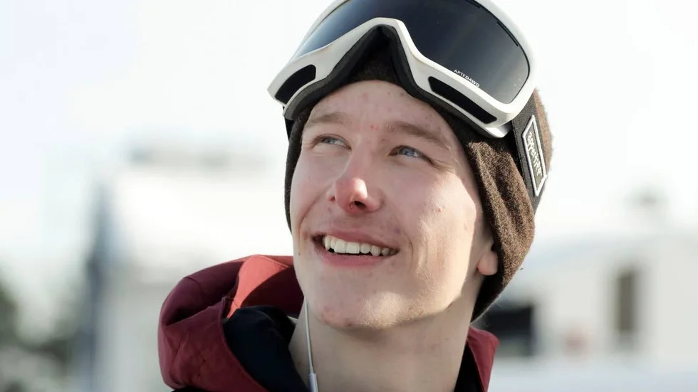 Snowboardässet Gustav Lundström  är en av flera lokala idrottsprofiler de som springer dryga milen med nattlampa i terräng mellan Lindbäcks Stadion och Bergsviken.