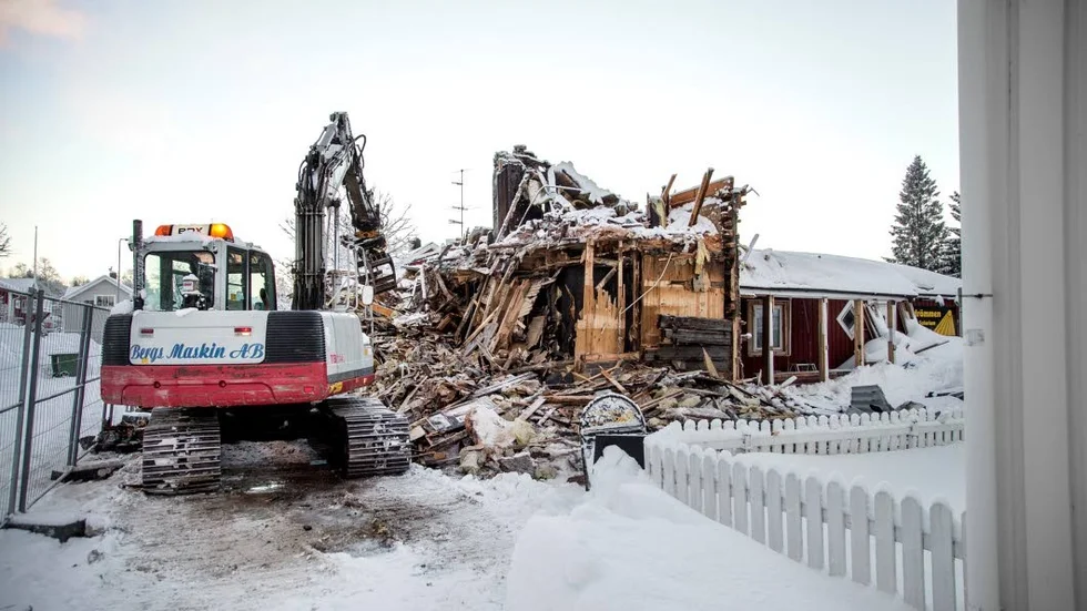 Vid årsskiftet började plötsligt en inlejd firma att riva brandkåken, men bara halva huset revs, resten står kvar fortfarande. (Arkivbild)
