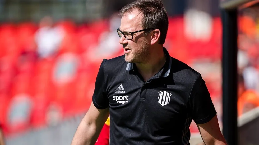 Fredrik Söderholm slutar som tränare i Piteå IF.