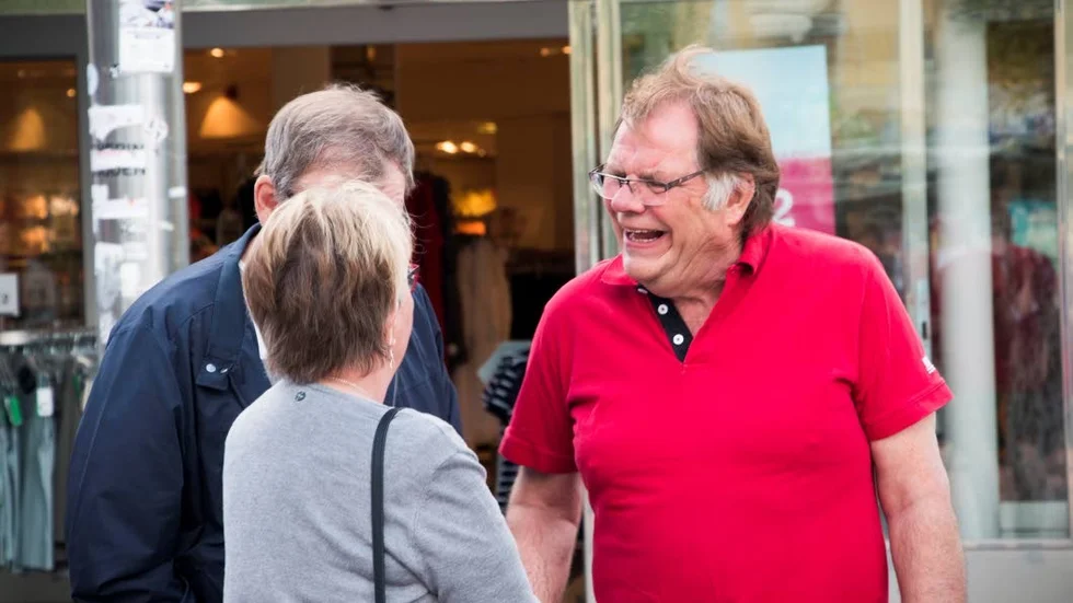 Kommunfullmäktiges ordförande Lars-Olof Pettersson (S) mötte väljarna med glädje.