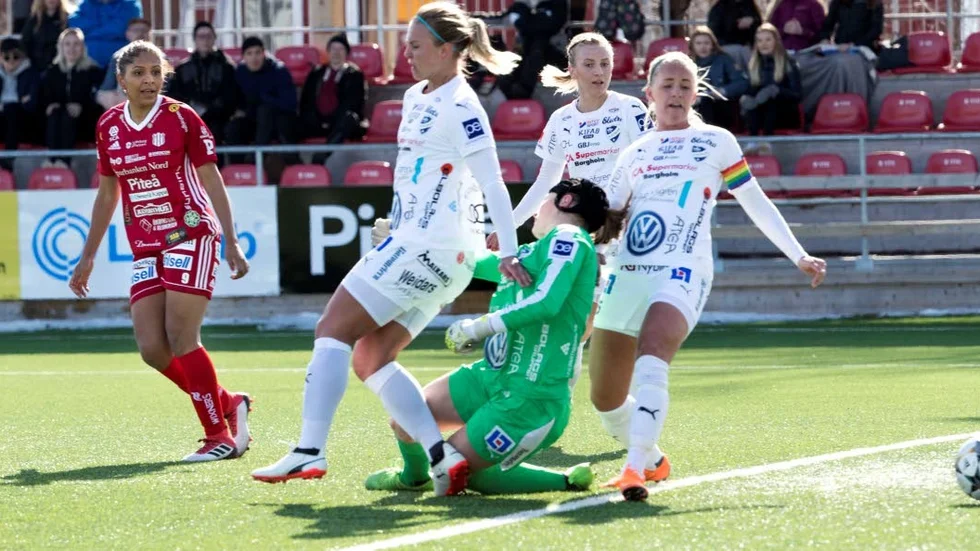 Madelen Janogy gjorde förarbetet till kvitteringen men det var Andrea Norheim, utanför bild, som slog in bollen.