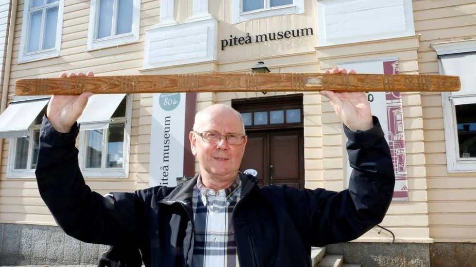 Staffan Wikman, ordförande för Öjebyns bysamfällighetsförening, lämnade på onsdagen in den återfunna budkavlen på Piteå museum för förvaring.