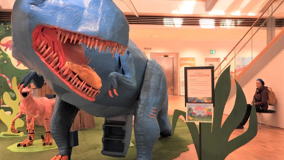 Total överraskning! Att komma för att låna en bok men möta ett gäng dinos, det fick Sören Häggroth att slita upp kameran och fota.