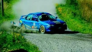 Bara ett haveri kan stoppa Mats Lindvall, SMK Valdemarsvik, från att vinna årets upplaga av ÖÖM i sin Subaru Impreza. Mats har tagit hem de två tidigare tävlingarna i ÖÖM-serien.
Foto: Åke Svensson