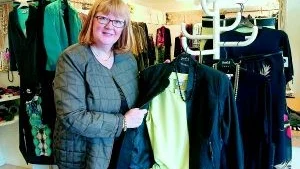 Birgitta Kindahl firar 30 år i klädbutiken.  "Jag tycker det är roligt att hjälpa kunderna tillrätta", säger hon.
Foto: Titti Olovsson (0122-131 75)
titti.olovsson@folkbladet.se