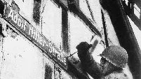 Dags att ta ner skylten. En Adolf Hitler-gata är "inte gångbar" längre. (Bilden ur boken.)