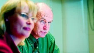 Personalchef Ingrid Lindbom och personalstrateg Stig Karlsson på Finspångs kommun redovisar den nya jämställdhetsenkäten.
Foto: Andreas Skogh