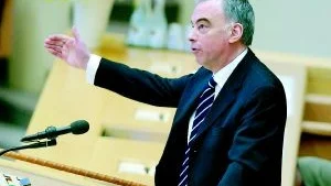 Folkpartiet och Lars Leijonborg pekar åt ett håll, moderaterna åt ett annat. Folkpartiet säger nej till modertaernas förslag om kraftigt sänkta ersättningar till sjuka och arbetslösa. 
Foto: Scanpix