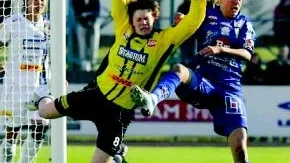 Josefine Öqvist gjorde hemmadebut för Linköpings FC på Folkungavallen i lördags. Det blev inget mål för Sveriges mest omskrivne anfallare, men oroade ändå Djurgården/Älvsjös försvar och framförallt då målvakten Maja Åström, som för övrigt missade rejält vid LFC:s ledningsmål. Här räddar hon dock framföra Josefine.
Foto: Scanpix