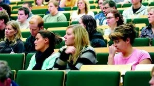 Studenterna Anna Hildebrand, Lina Hamlin och Jenny Johansson lockades liksom många andra studenter i Linköping att ta del av polisens information om dubbelmorden. "Risken är ju stor att det kan vara en student, det är ju rätt ålder. Direkt efter morden talades det mycket om det här på Universitetet och det kändes läskigt att gå hem sent på kvällen", berättar de. 
FOTO: JANNE FORSBY