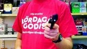 Peter Erlandsson, innehavare av tobaksaffären "Erlands 3T" på Lindövägen skrämde rånaren på flykten genom att hala fram sin egen pistolattrapp som han förvarade bakom disken.
FOTO: ROBERT SVENSSON (011-200 463)
robert.svensson@folkbladet.se