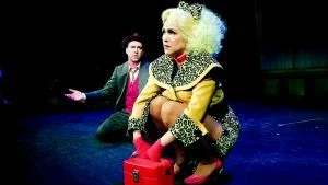 Petra Nielsens Adelaide drar ihop till hyran genom att dansa på nattklubb, men hon smider planer för sig och kära vännen Nathan, Jesper Barkselius.
Foto: Niclas Sandberg (011-200 464)
niclas. sandberg@folkbladet.se