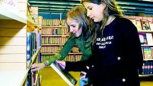 Ellen Engström och kompisen Francesca Larsson kommer från Stockholm, men Ellens mamma har ett lantställe på Vikbolandet och i lördags passade de på att besöka biblioteket - trots strålande sol.
