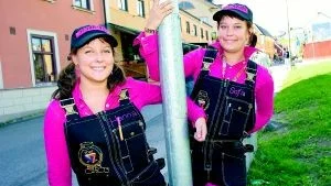 - Vi är så kallade "festerister" på vår utbildning på Campus Norrköping och det innebär att vi med fester och jippon ser till att de nya studenterna som börjar här i Norrköping i år, ska känna sig mer välkomna, säger Hanna Lindahl, till vänster, som här ses med kompisen Sofia Rådström i Västgötebacken i sina nya fina overaller.
Foto: Niclas Sandberg (011-200 464)
niclas. sandberg@folkbladet.se
