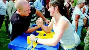 Finspångs armbrytare fanns med på marknaden. - Vi är ingen riktig förening, mer på sällskapnivå, säger Johannes Andersson, och testar Maria Johanssons armstyrka.
Foto: Gunnar Johansson