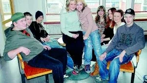 Eleverna i årskurs 7-9 på Mosstorpsskolan åker även denna skolavslutning till Liseberg. På bilden syns några av de runt 350 barnen som ska med på Göteborgsresan.Foto: Magnus Johansson
