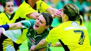 Med förre landslagsspelaren och tränaren Åsa Lundmark på banan har NKIK blivit ett vinnarlag igen. I lördags var det Eslövtjejerna som fick åka hem med 29-21 i baken. Åsa gjorde själv fem av målen.Foto: Andreas Skogh