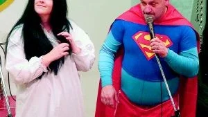 Är Snövit sötast och Superman starkast? Det frågade man sig i Grytgölsrevyn. 
FOTO: TITTI OLOVSSON