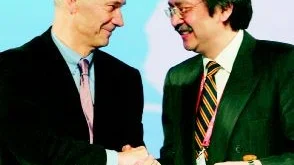 I Hongkong beslutade politiker från nästan alla världens länder att de rika länderna senast år 2013 skall ha upphört med exportsubventioner av jordbruksprodukter. Inte undra på att WTO-generalen Pascal Lamy (t v) och ordföranden John Tsang såg nöjda ut. Foto: Scanpix