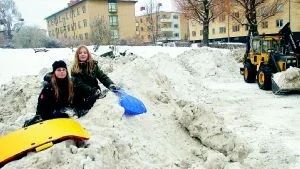 - Vår fina pulkabacke här i Nelinsparken blev plötsligt förstörd, när man lade in massa snö här från gatorna, pustar Fedra Thell, till vänster, och Liv Birksjö. Foto: Andreas Skogh