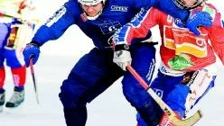 Fredrik Schill plockar bort en motståndare i hemmapremiären mot Motala.