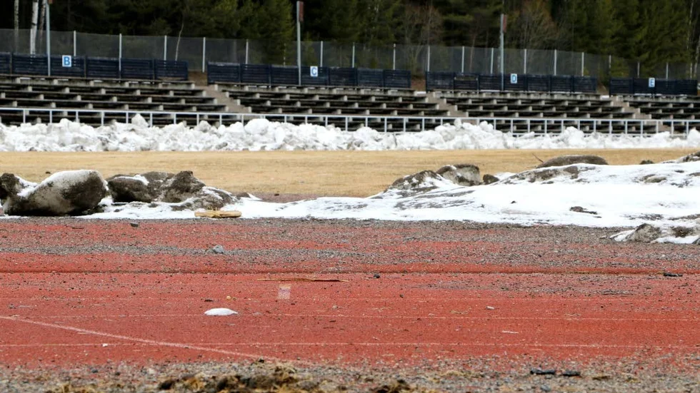 SKITIGT. Snön på LF Arena är smutsig och lämnar grus på friidrottsbanorna och gräset.