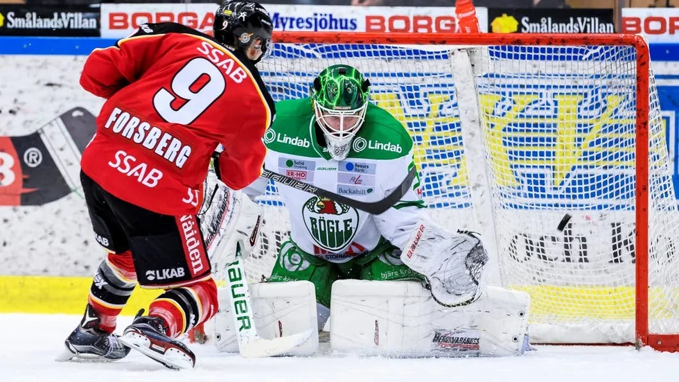 MÅL!. Johan Forsberg avgör matchen med sitt straffmål 45 sekunder före andra periodslutet.