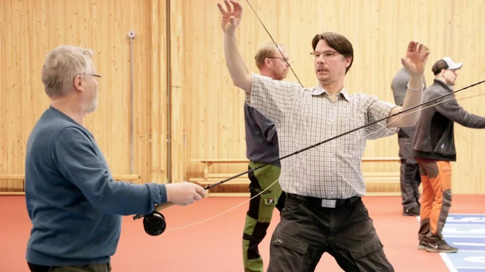 Rätt knyck. Stefan Siikavaara visade hur Ola Edin skulle få till den rätta knycken.
