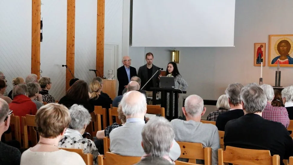Program. Ett 80 tal deltagare fanns på plats i Furubergskyrkan.