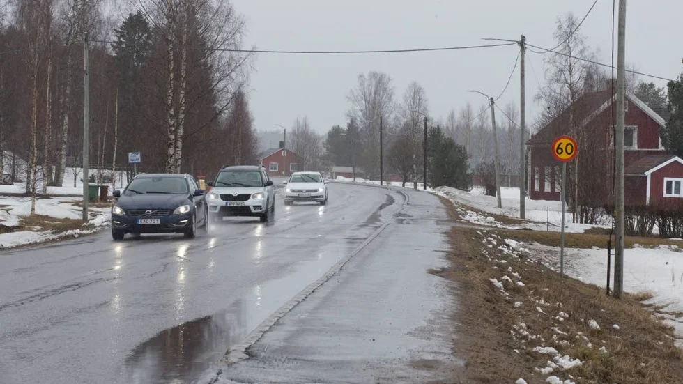 Hastighetssänkning. På sträckan genom byn Pålberget har hastigheten sänkts med tio kilometer, från 70 till 60.