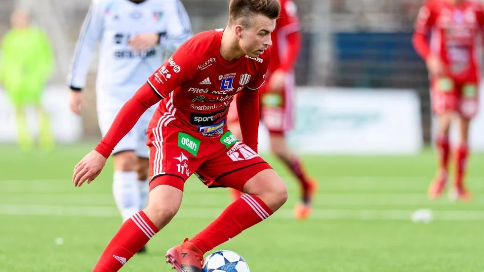 DUKTIG. PIF:s mittfältare Alex Naylor visade bra spelförståelse och en fin vänsterfot.