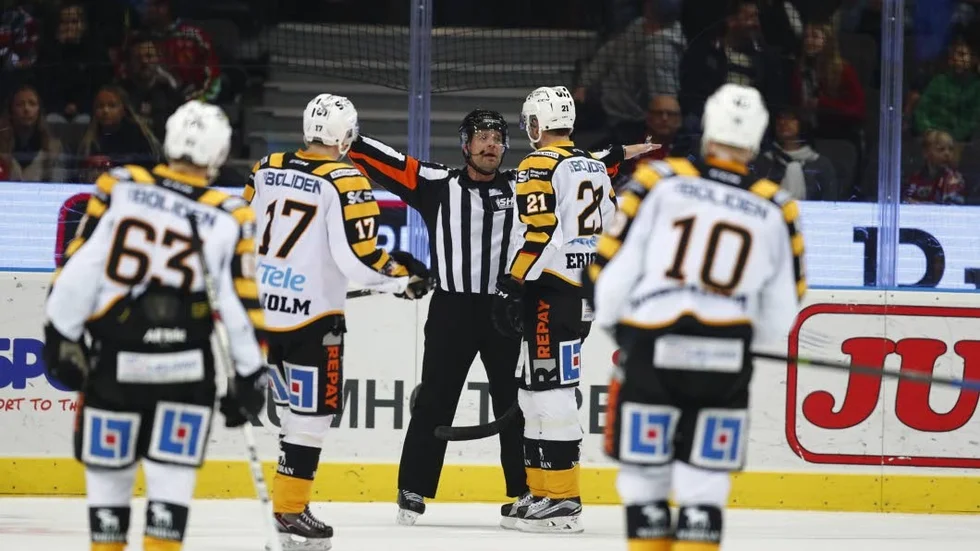 BORTDÖMT. Två gånger fick Skellefteå ett mål bortdömt i första peridoen i SM-kvartsfinalen mot Frölunda.