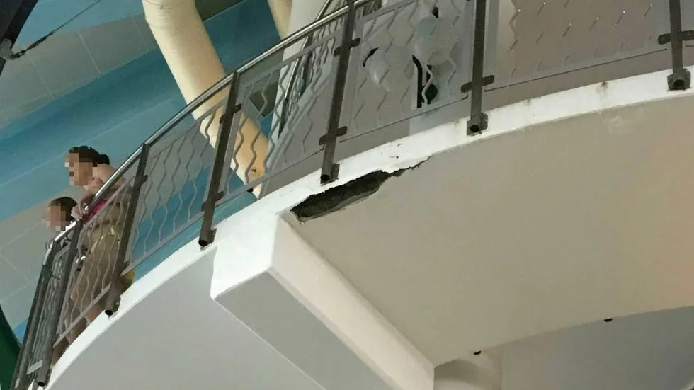 Fuktskada. Det var från undersidan av golvet på andra etaget som ett block i betongen släppte och rasade ner i bassängen nedanför.