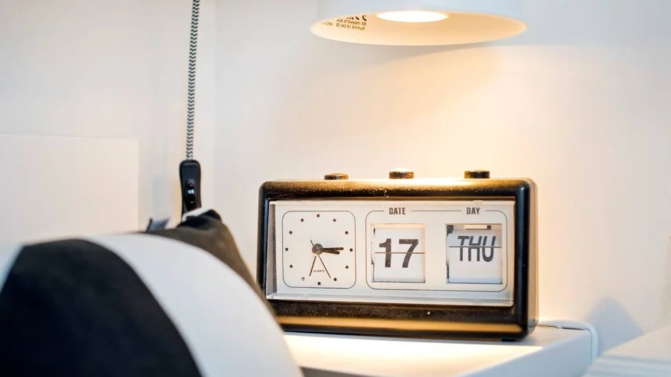 STOCKHOLM 20151209
Hemma hos barnfamiljen Sköldmark som har renoverat och inrett hemmet så att det passar barnen. Klockradio. 
Foto: Marcus Ericsson / TT / Kod 11470