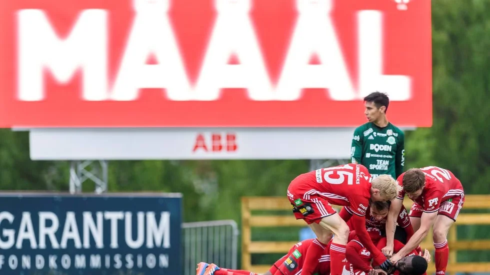 AVGÖRANDET. Gustav Nordh har slagit till med sitt första seriemål för PIF till 5-3 och efter det orkade inte BBK komma ikapp.