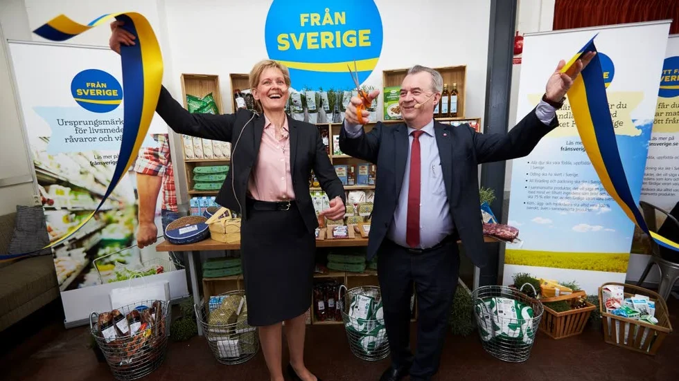 LIVSMEDEL. Landsbygdsminister Sven-Erik Bucht och Maria Forshufvud, vd för Svenskmärkning AB, gillar svenska matprodukter.