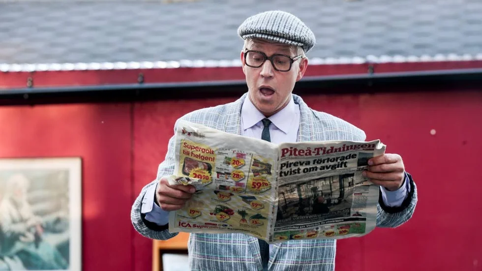 Upplysning. I världsbladet kan man få reda på alla de möjliga saker, det upptäcker Sverker Karlsson (Mikael Jaldeby). Hur han under 80-talet fått tag i en PT från maj 2017 förtäljer inte historien.