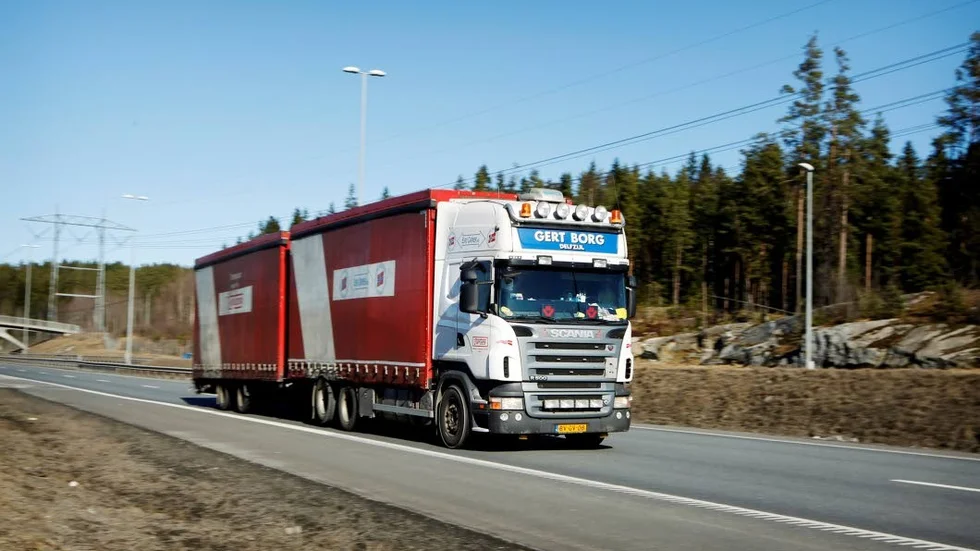 Förnybara drivmedel. Att utsläppen minskat beror främst på att allt fler kör på förnybara drivmedel och att motorerna blivit effektivare.