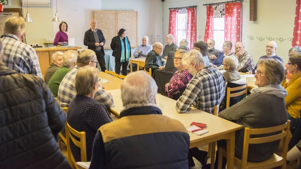 Fullsatt. När regionsråden Anders Öberg (S) och Agneta Granström (MP) besökte Glommersträsk förra vintern för att berätta kring nedläggningen av hälsofilialen var intresset stort och extra stolar fick hämtas in. (Arkivbild)