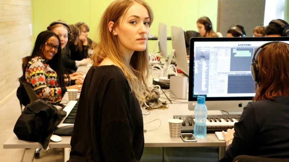 Förebild. Linn Fijal, studiochef vid Benny Andersson studio Riksmixningsverket, är en viktig förebild för unga musiktjejer. I helgen höll hon kurs i Piteå.