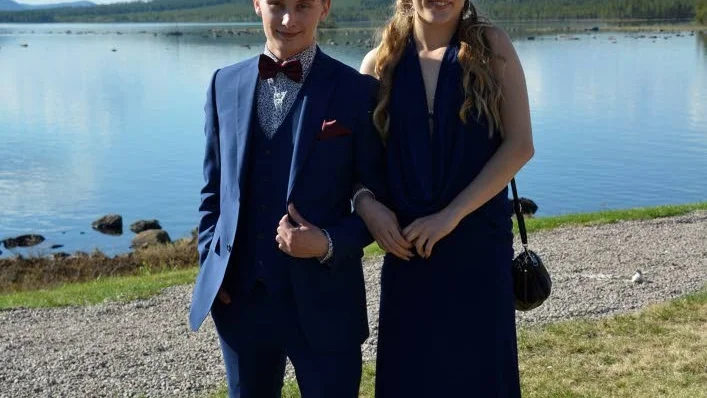 Mattias Persson och Tuva-Li Öste Hammarstrand i tjusigt marinblått.