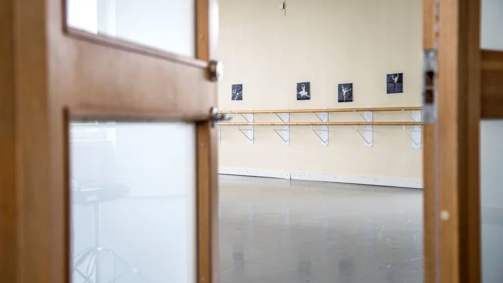 Hotad. Än är inte dörren stängd för balettskolan i Piteå, om än hotet är överhängande.