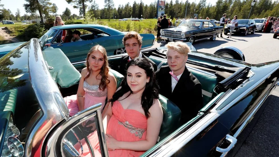 Sara Åström, Elina Sandberg, Nils Jernelöv och William Lindquist anländer till balen.