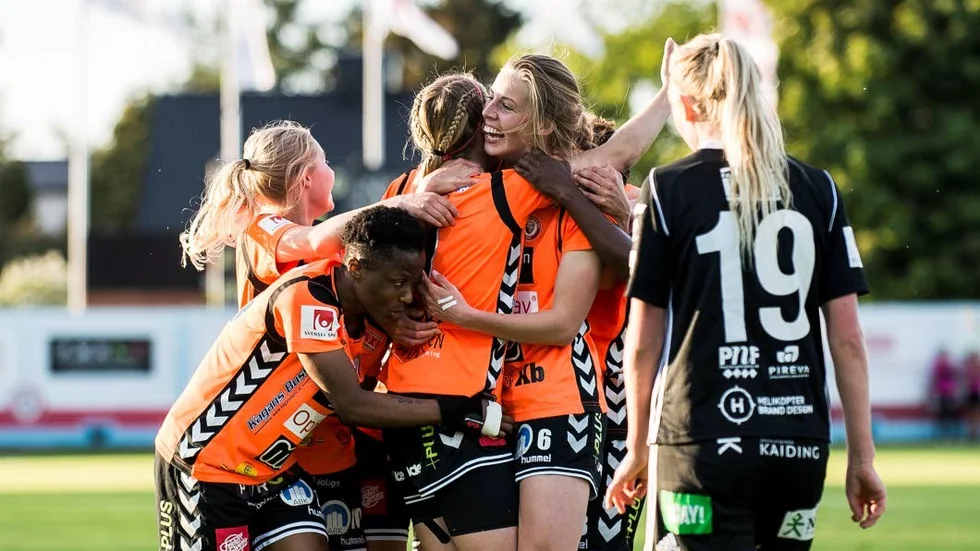 DEPP. Det blev deppigt på Vilans IP för Elin Bragnum och Piteå. Kristianstad jublar efter matchens enda mål.
