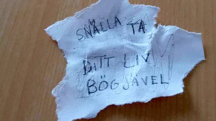 Hemska hot. Med anspelningar på sexuell läggning uppmanas de att ta sitt liv.